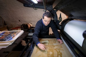 Utrecht, 04-01-2011, Jeroen Hermkens in zijn atelier achter de pers. foto Michael Kooren